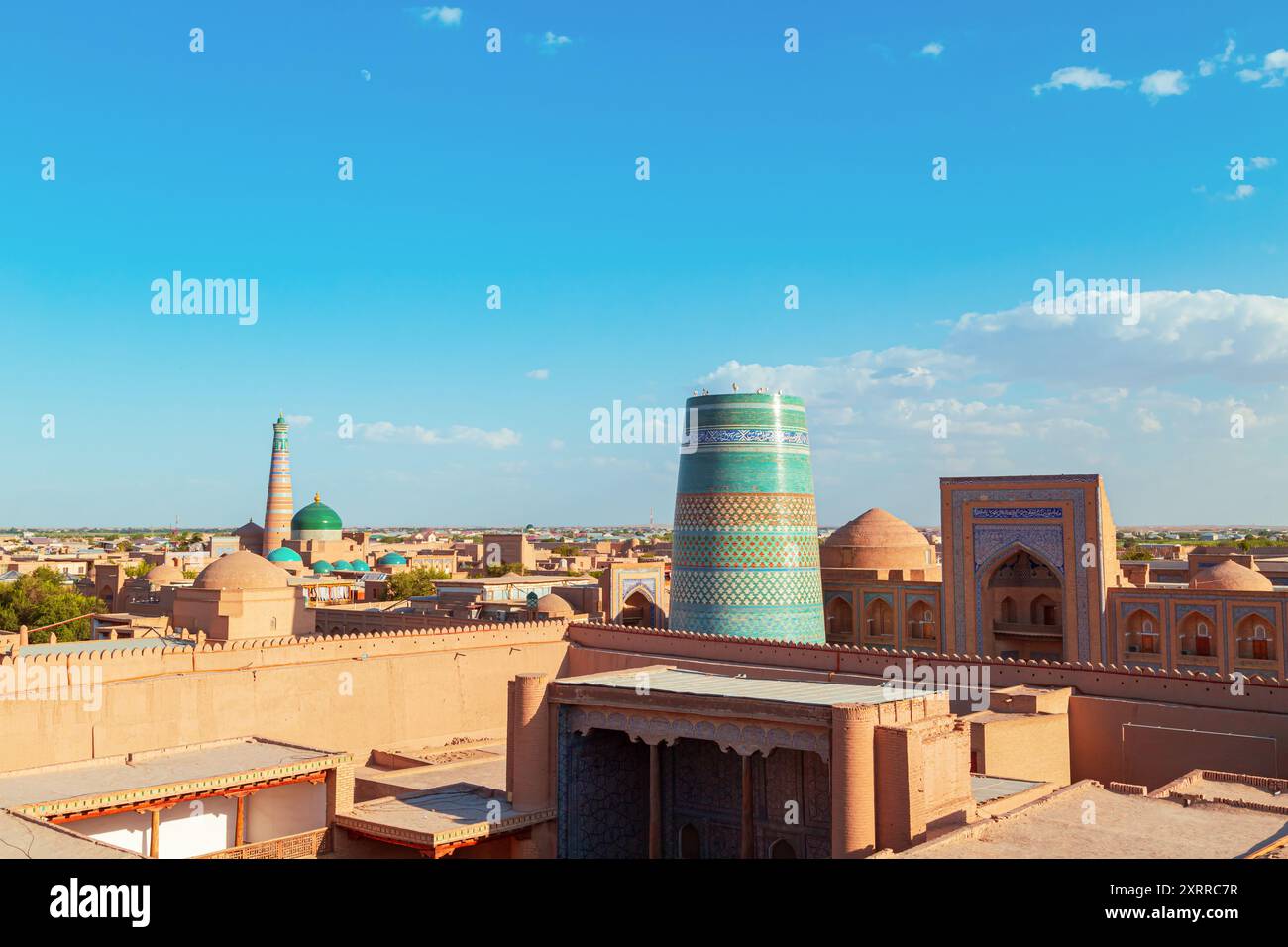 Vista di Ichan-Kala, la città interna di Khiva, dalle mura dell'antica fortezza. Khiva, Uzbekistan - 16 luglio 2024. Foto Stock