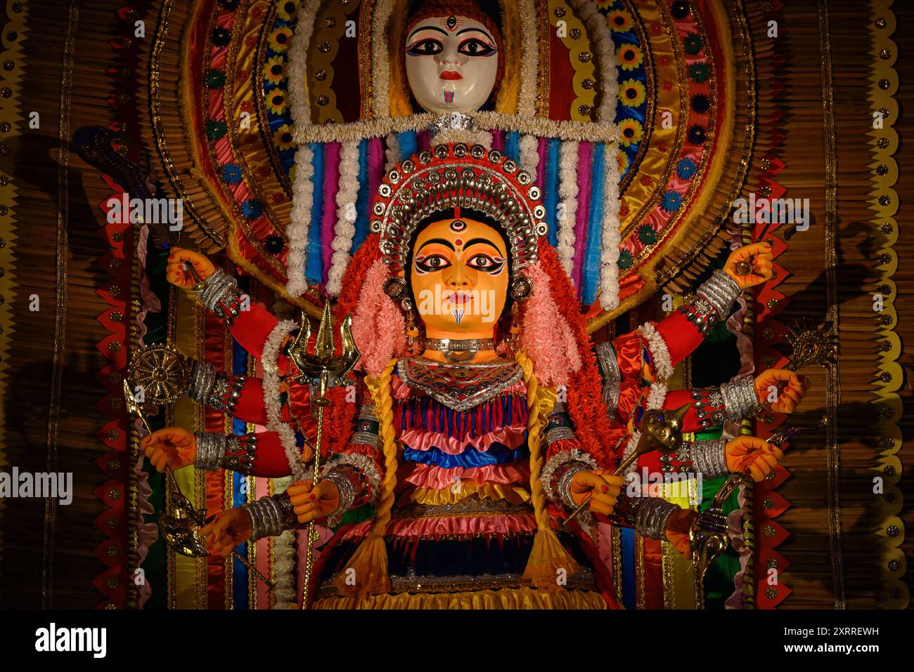 Idol della dea devi Durga in un puja pandal decorato a Kolkata, Bengala Occidentale, India, il 19 ottobre 2023. Durga Puja è un importante festival religioso di Foto Stock