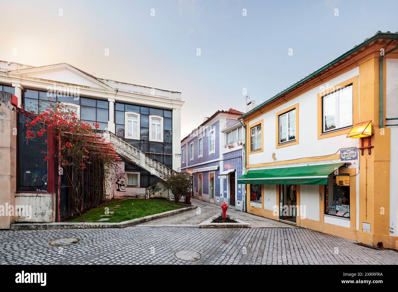 Stadtansicht von Aveiro, genannt das Venedig Portugals, Gasse in der Altstadt, Abenddämmerung Impressionen Aveiro *** Vista della città di Aveiro, chiamata la Venezia del Portogallo, vicolo nella città vecchia, crepuscolo Impression Aveiro Foto Stock