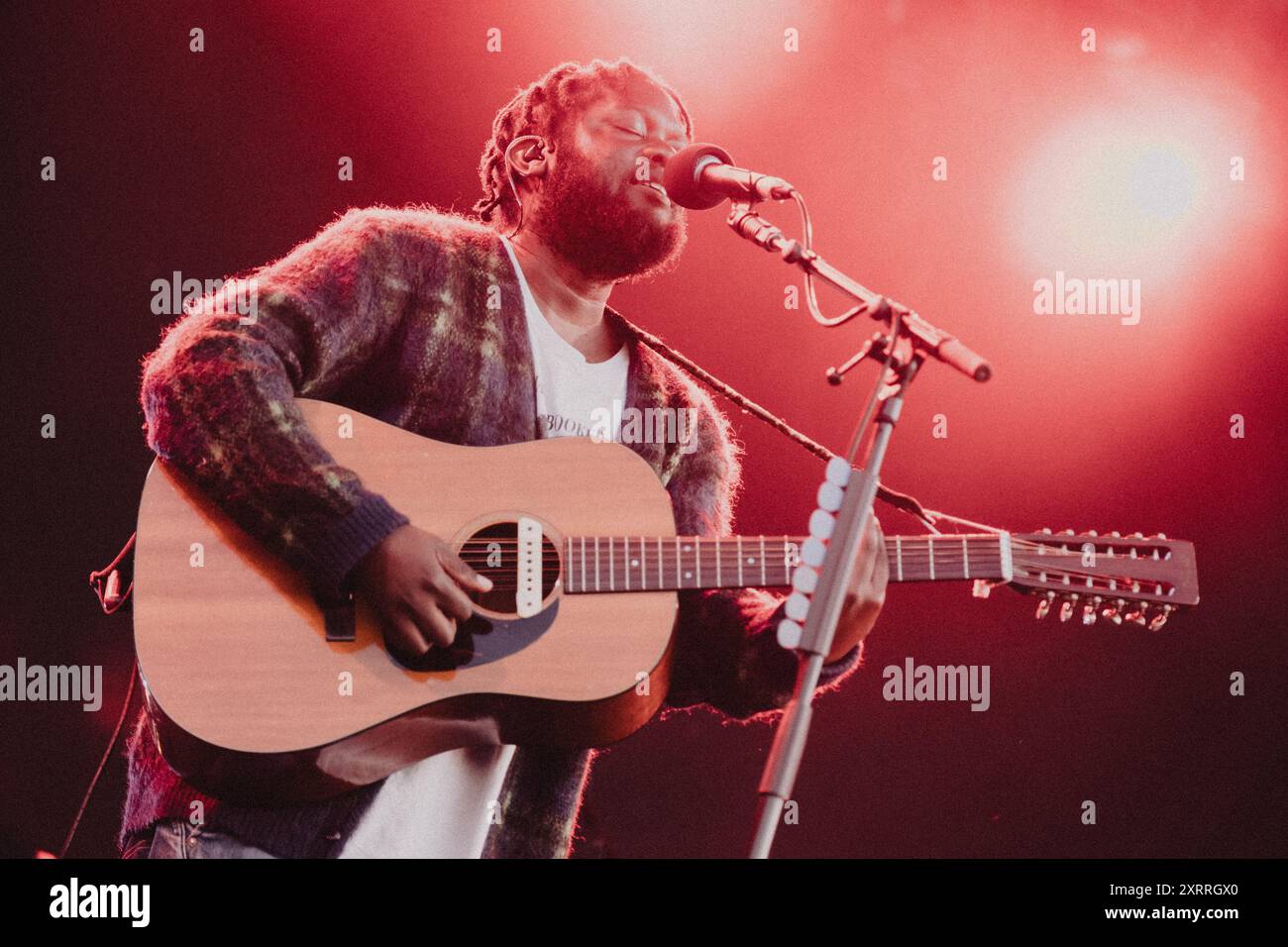 Copenaghen, Danimarca. 09 agosto 2024. Il cantante soul, cantautore e musicista britannico Michael Kiwanuka esegue un concerto dal vivo durante il festival di musica danese Syd for Solen 2024 a Copenaghen. Foto Stock