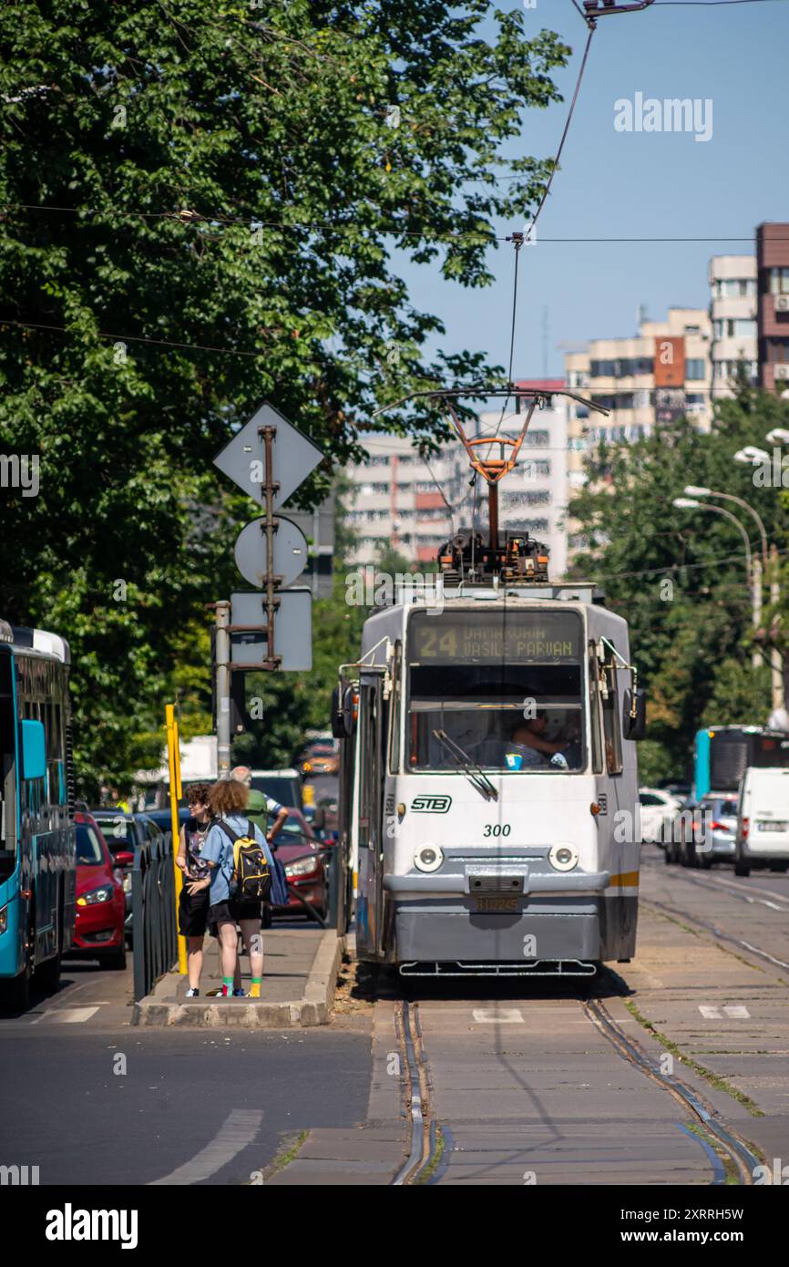 Bucarest, Romania - 07 agosto 2021: Un vecchio tram per le strade di Bucarest. Trasporti pubblici. Foto Stock