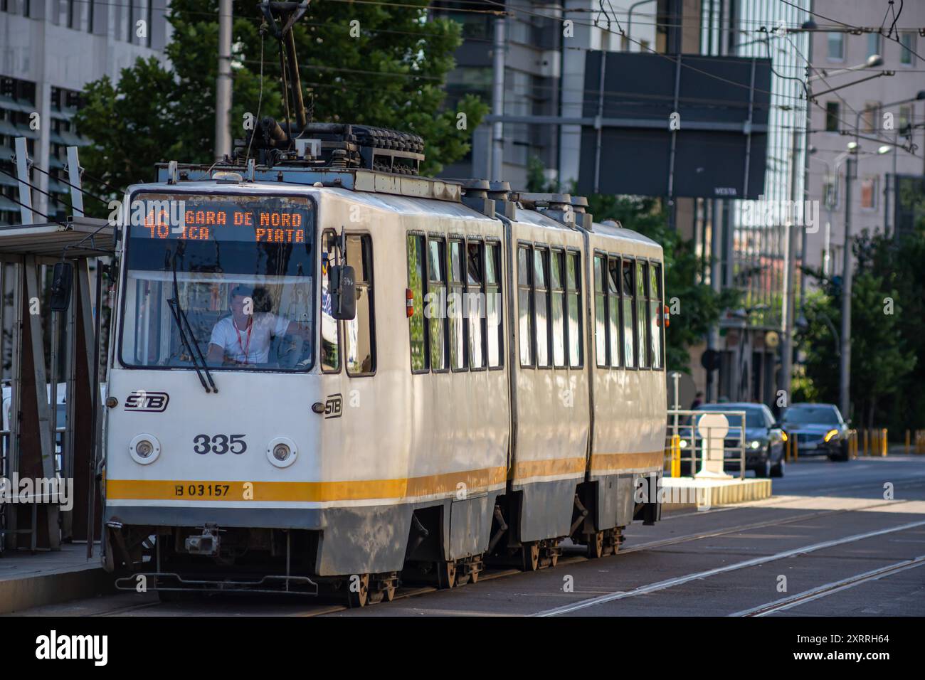 Bucarest, Romania - 07 agosto 2021: Un vecchio tram per le strade di Bucarest. Trasporti pubblici. Foto Stock
