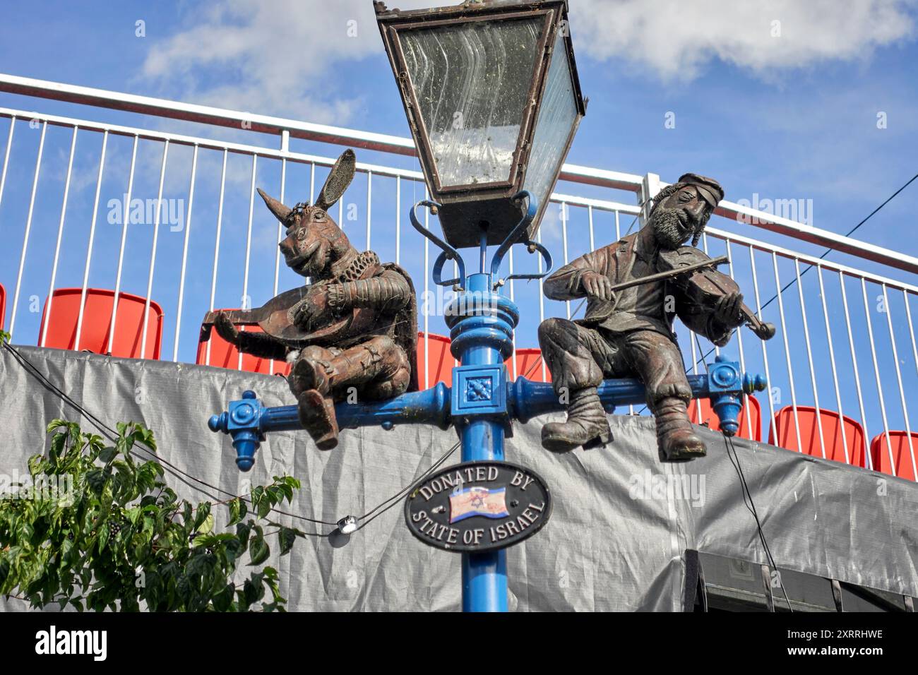 Lampada ornamentale donata dallo Stato di Israele con Bottom e Topol of Fiddler on the Roof a Stratford upon Avon, Warwickshire, Inghilterra Regno Unito Foto Stock