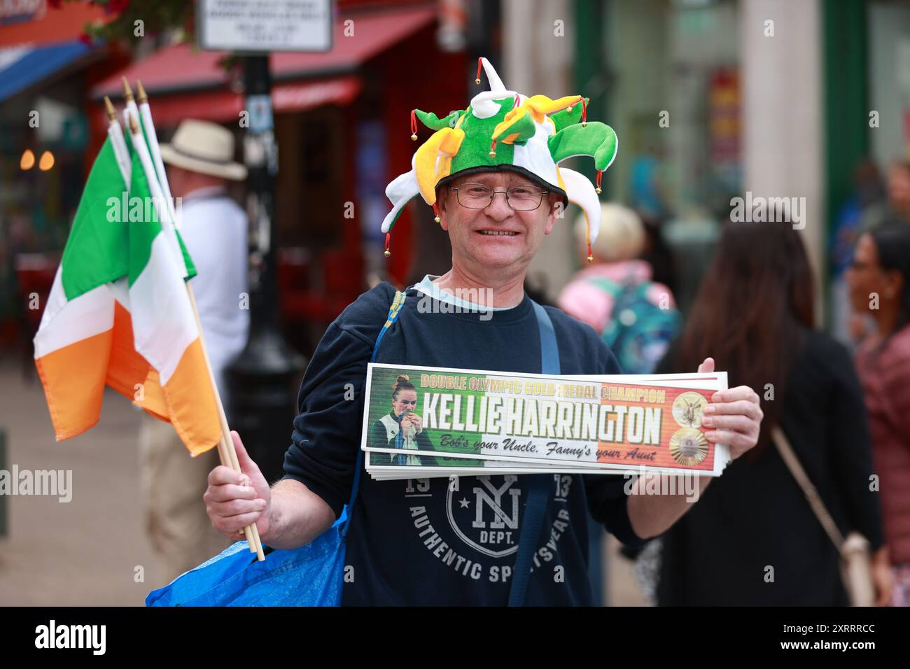 Un venditore di souvenir di strada in o'Connell Street a Dublino, in vista di un evento di ritorno a casa per gli atleti olimpici irlandesi che tornano dai Giochi Olimpici di Parigi del 2024. Data foto: Lunedì 12 agosto 2024. Foto Stock