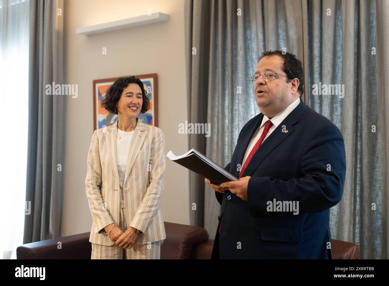 Barcellona, Spagna. 12 agosto 2024. Consegna del portafoglio del Ministero dell'interno a Nuria Parlon da parte di Joan Ignasi Elena nel mezzo della controversia sulla fuga di Carles Puigdemont. Entrega de la cartera de Interior a Nuria Parlon por parte de Joan Ignasi Elena en medio de la polmica por la fuga de Carles Puigdemont. Nella foto: Nuria parlon, Joan Ignasi Elena News Politics -Barcellona, Spagna lunedì 12 agosto 2024 (foto di Eric Renom/LaPresse) credito: LaPresse/Alamy Live News Foto Stock