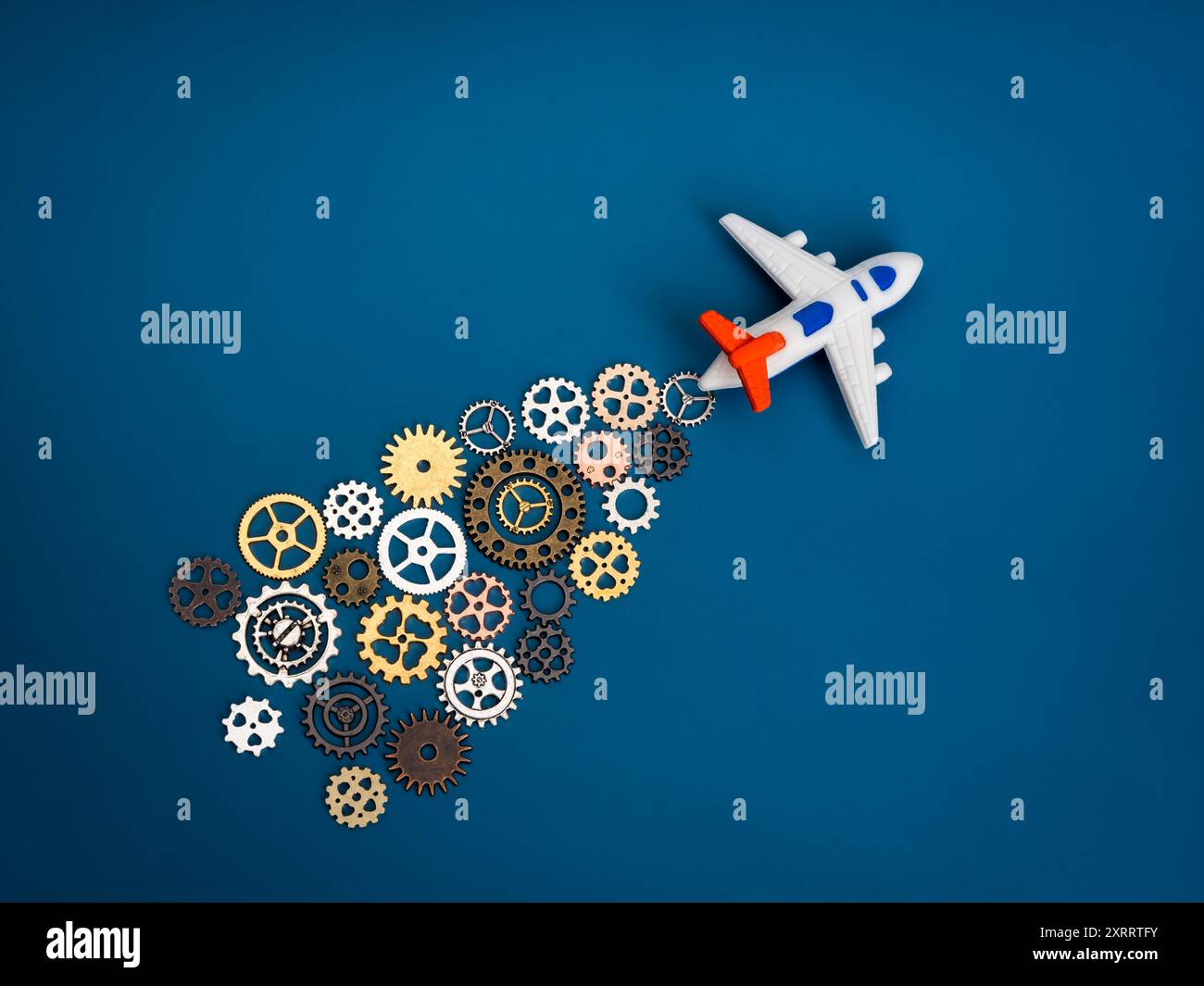 Gestione della crescita aziendale, strategia di leadership, marketing digitale, obiettivo e concetto di successo. Giocattolo aereo con molte ruote dentate meccaniche come jet S. Foto Stock