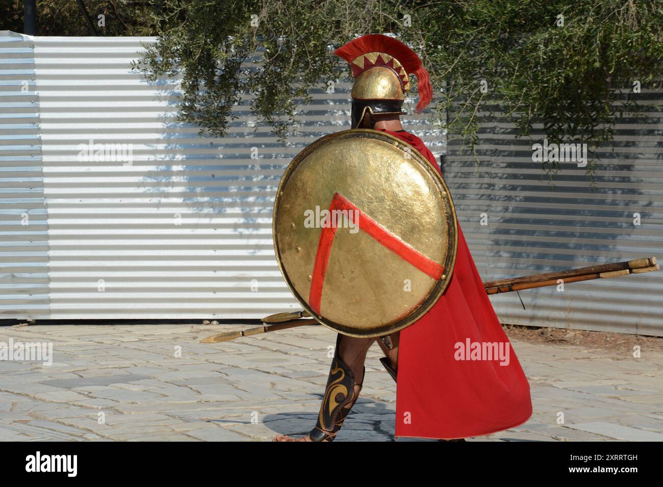 Un oplite greco moderno alla base dell'Acropoli, agosto 2024. Foto Stock