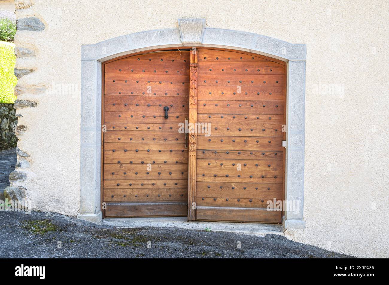 Porta tradizionale del Béarn, vista nel villaggio rurale di AAS nella valle di Ossau, in Francia, Foto Stock