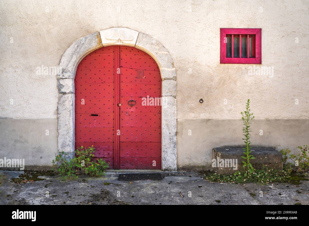 Porta tradizionale del Béarn, vista nel villaggio rurale di AAS nella valle di Ossau, in Francia, Foto Stock