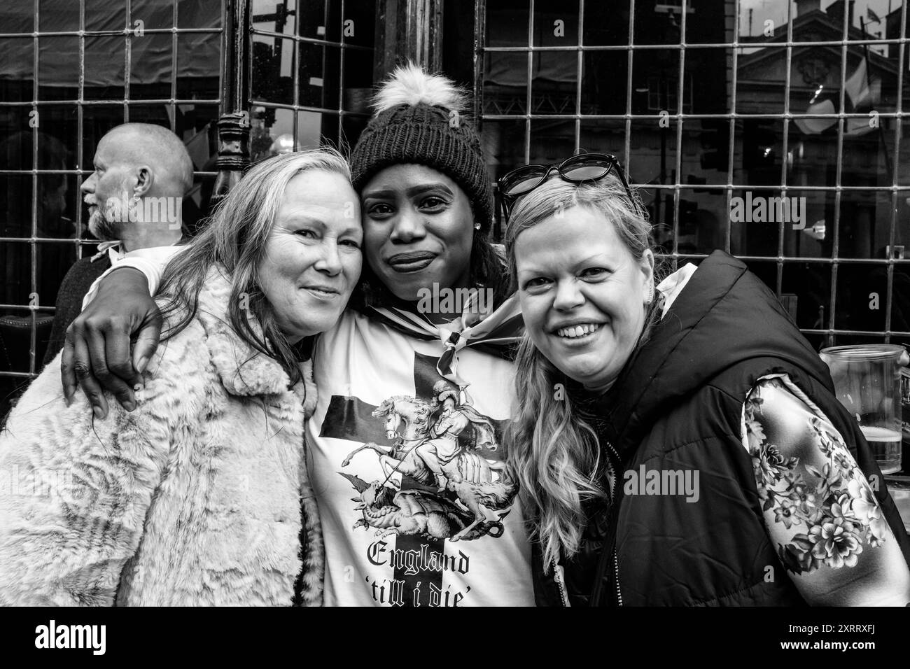 Un gruppo di donne alle celebrazioni per il giorno di San Giorgio, Whitehall, Londra, Regno Unito. Foto Stock