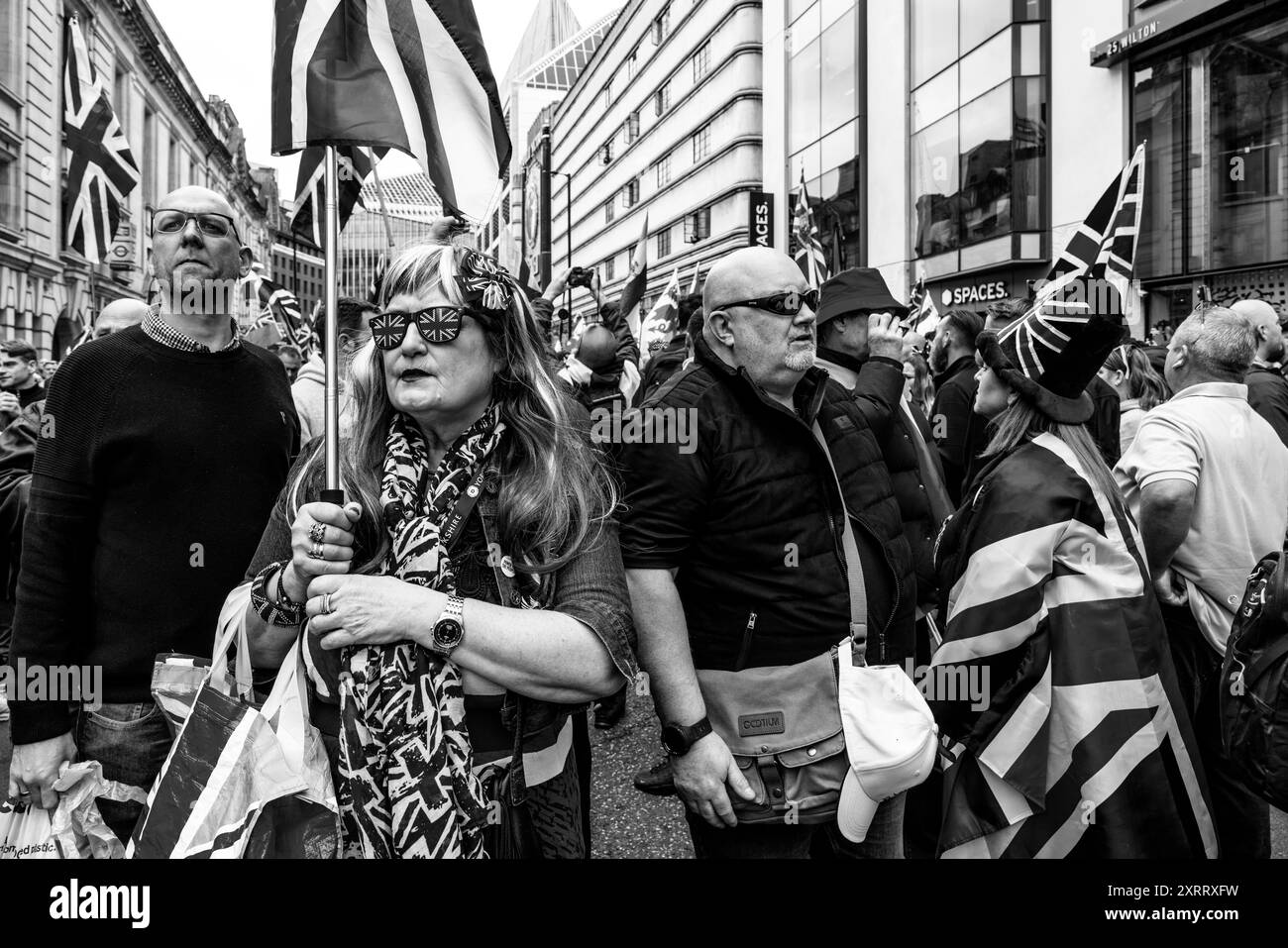 I britannici vestiti con costumi Union Jack si preparano a partecipare a una manifestazione contro la polizia a due livelli, Londra, Regno Unito. Foto Stock