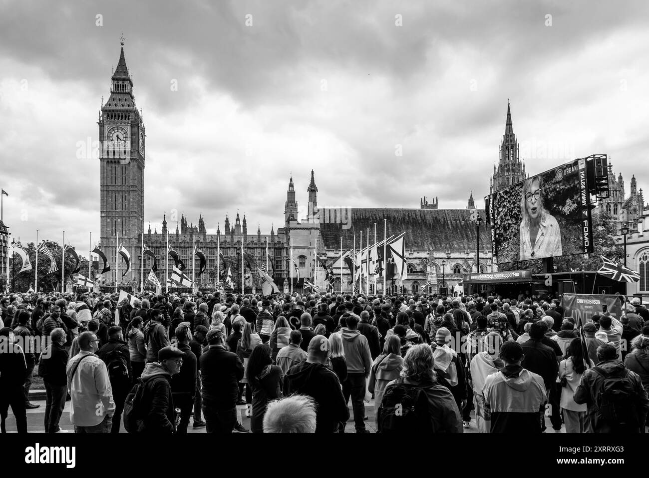 Grandi folle si riuniscono in Parliament Square per ascoltare i discorsi degli attivisti politici della Right Wing Tommy Robinson, Laurence Fox e Katie Hopkins, Londra, Regno Unito Foto Stock