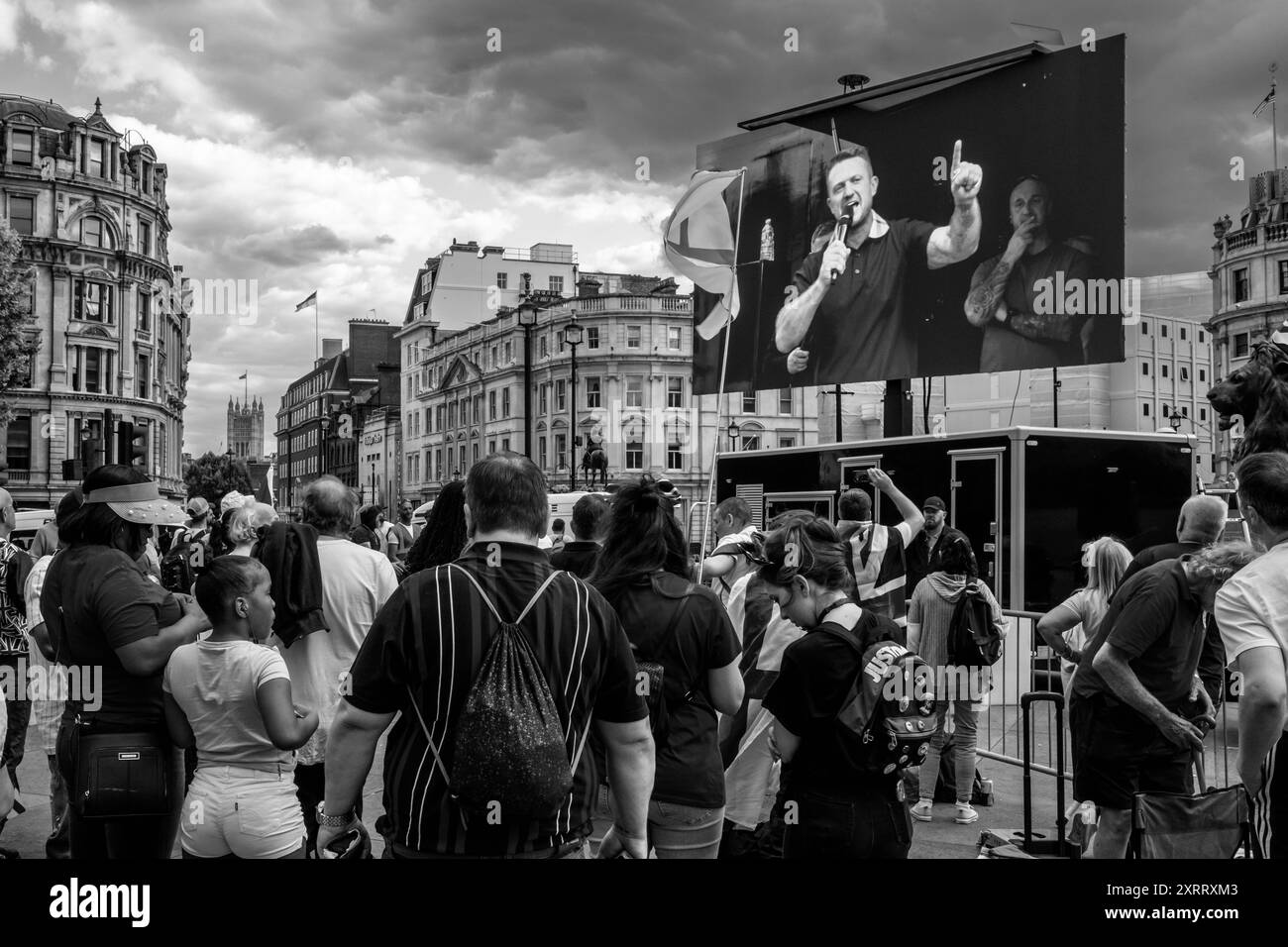 Gli inglesi a Trafalgar Square ascoltano i discorsi pronunciati dall'attivista della Right Wing Tommy Robinson, Londra, Regno Unito. Foto Stock