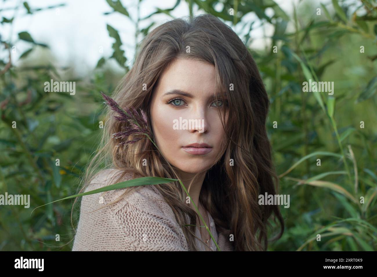 Ritratto di bellezza di una giovane modella adulta con capelli marroni ventosi che camminano all'aperto Foto Stock