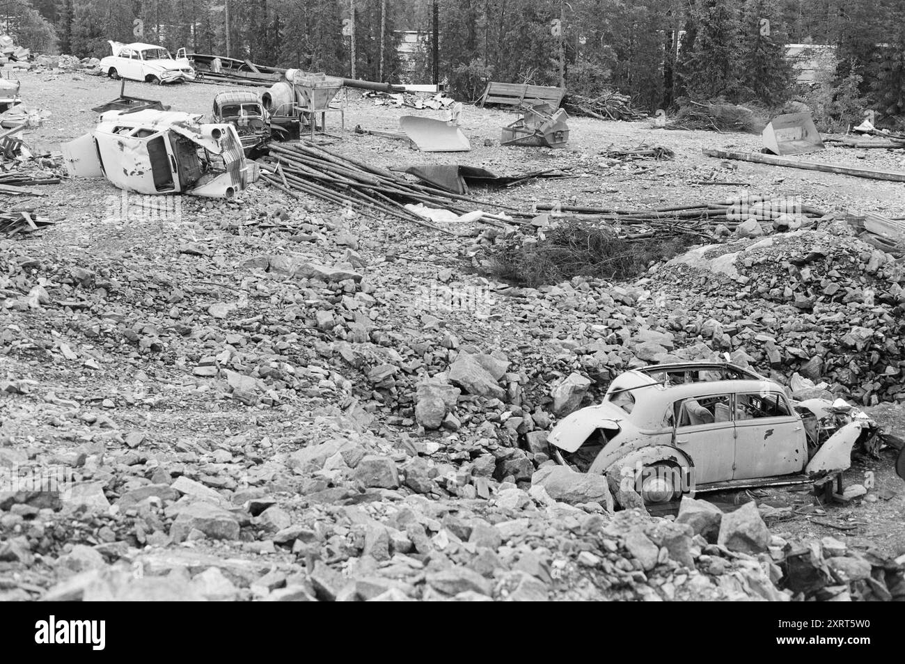 Attuale 28-5-1970 : il villaggio che porta potere agli altri. Il comune di Vinje era stato promesso l'industria dopo lo sviluppo dell'energia idroelettrica in relazione alla centrale elettrica di Vinje. Ma il settore non si verifica da solo. Lo sviluppo energetico non tiene conto nemmeno della natura. Il comune di Vinje sperava nell'industria quando lo sviluppo energetico decollò, ma il comune industriale oggi è stato istituito attraverso gli sforzi del comune stesso. Una parte del modo industriale è oggi utilizzato come spazio di stoccaggio per i vecchi rottami di auto che le persone non vogliono, e questo non si può dire produttivo. Foto Stock