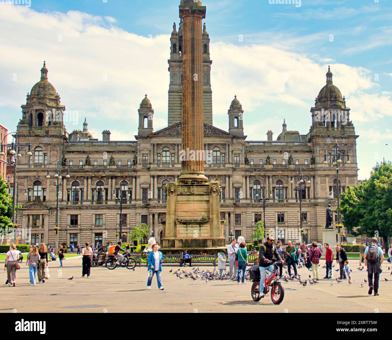 Glasgow, Scozia, Regno Unito. 12 agosto 2024. Meteo nel Regno Unito: Il sole tocca il tempo in città dopo i temporali finalmente appare l'estate. I turisti e la gente del posto in george Square, lungo lo stile Mile. Credit Gerard Ferry/Alamy Live News Foto Stock
