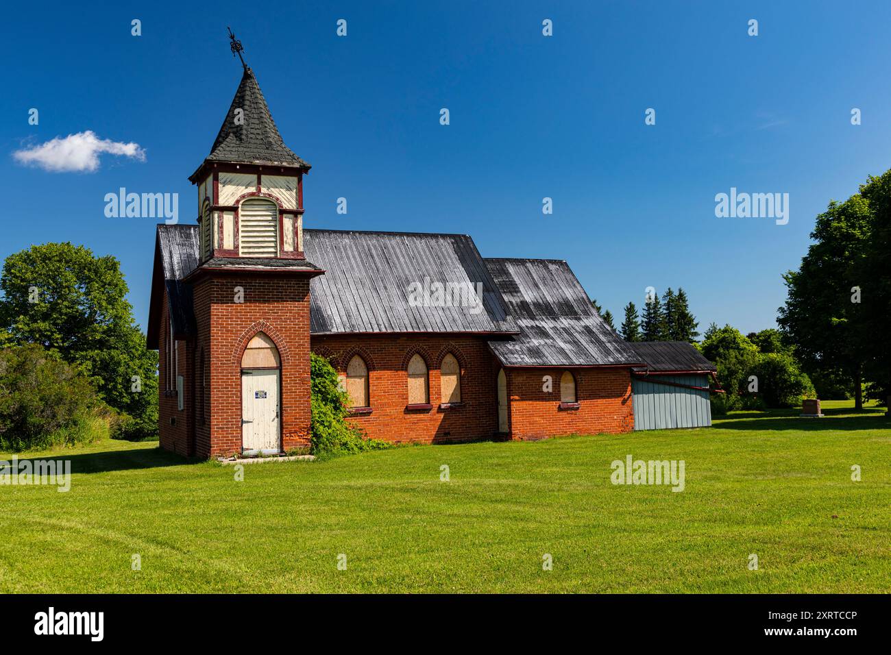 Vecchia chiesa di campagna in cattive condizioni. Ontario, Canada Foto Stock