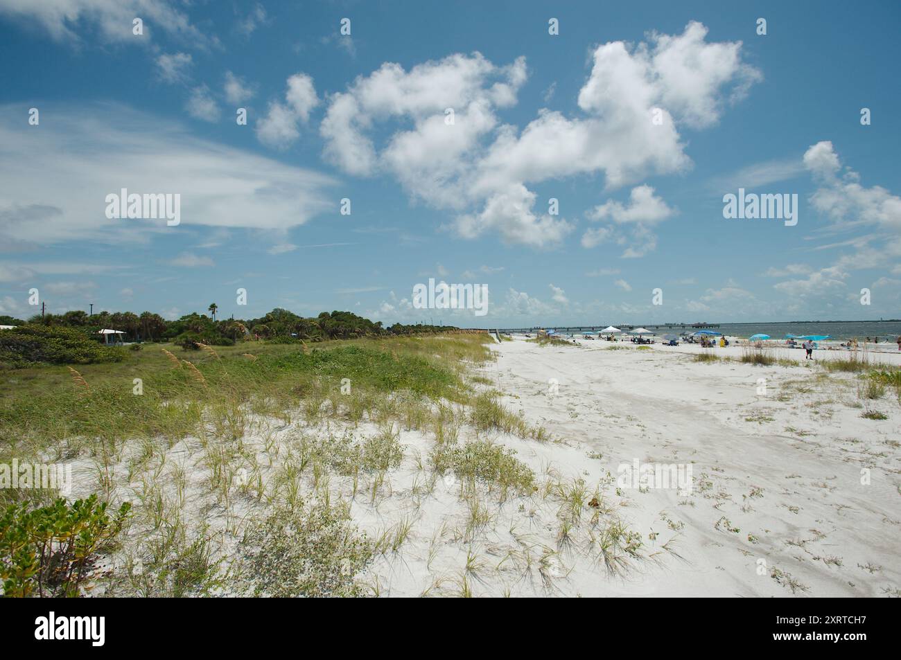 Ampia vista sul Fort DeSoto Park nella contea di Pinellas, Florida. Affacciato sul mare, l'avena e la spiaggia sabbiosa con gente che si dirige verso il Golfo del Messico. Sole Foto Stock