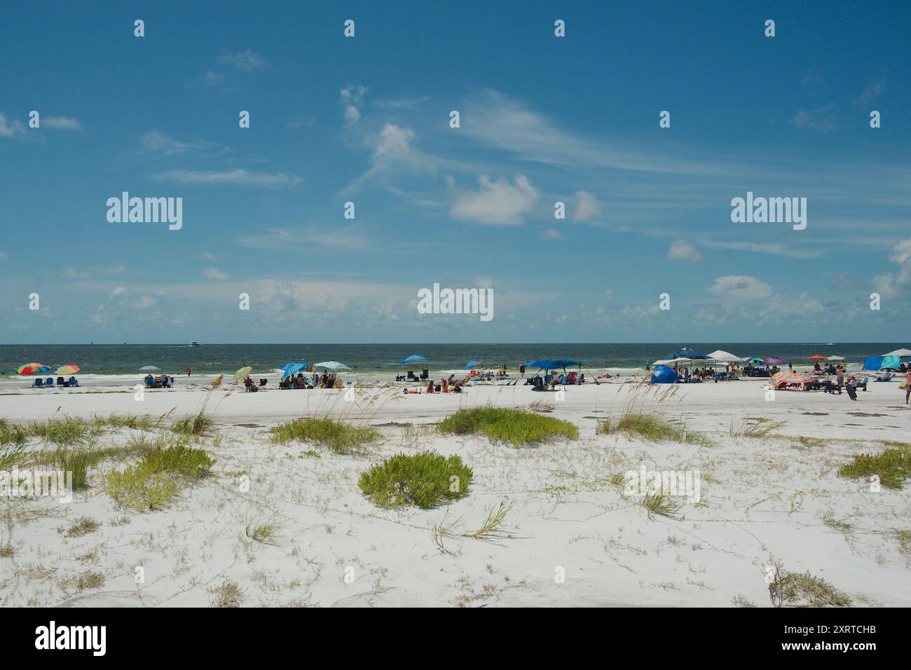 Ampia vista sul Fort DeSoto Park nella contea di Pinellas, Florida. Affacciato sul mare, l'avena e la spiaggia sabbiosa con gente che si dirige verso il Golfo del Messico. Sole Foto Stock