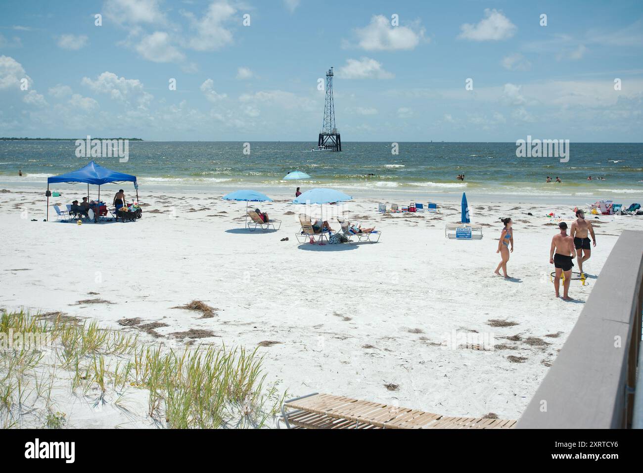 Ampia vista sul Fort DeSoto Park nella contea di Pinellas, Florida. Affacciato sul mare verso la torre faro nell'acqua blu del Golfo del Messico Foto Stock