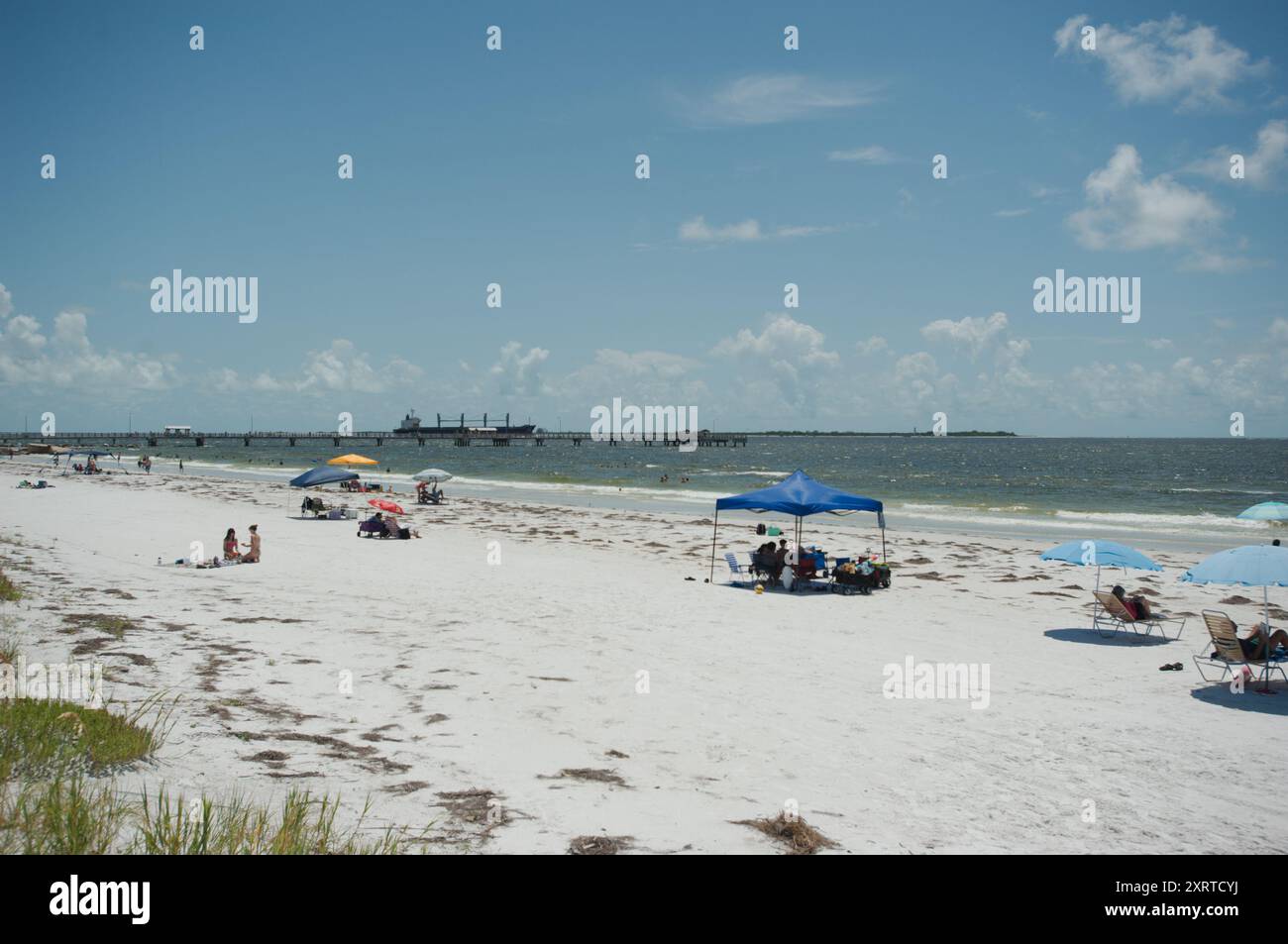 Ampia vista sul Fort DeSoto Park nella contea di Pinellas, Florida. Affacciato sul mare, l'avena e la spiaggia sabbiosa con gente che si dirige verso il Golfo del Messico. Sole Foto Stock