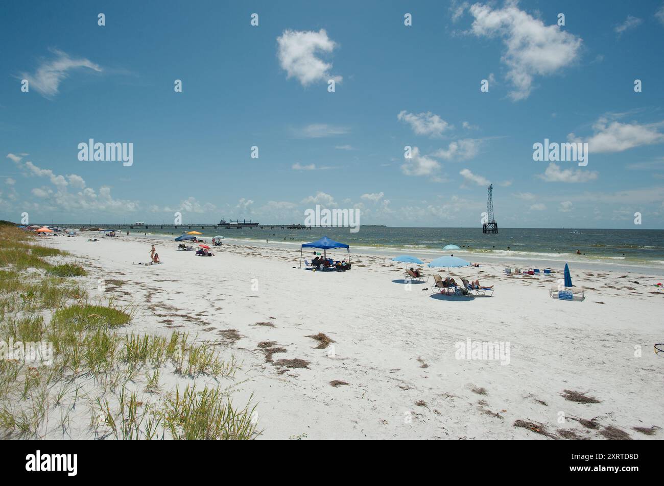 Ampia vista sul Fort DeSoto Park nella contea di Pinellas, Florida. Affacciato sul mare, l'avena e la spiaggia sabbiosa con gente che si dirige verso il Golfo del Messico. Sole Foto Stock