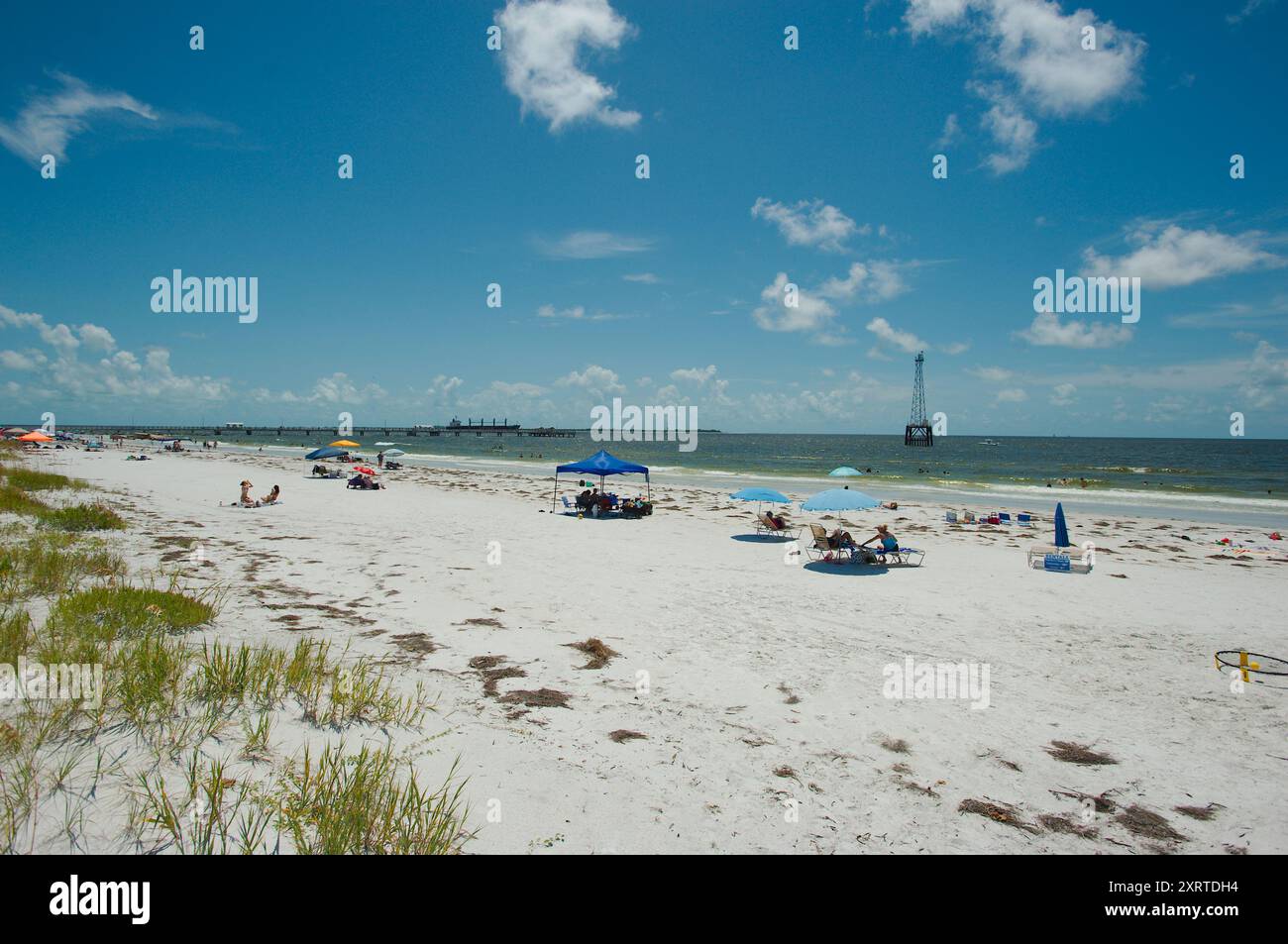 Ampia vista sul Fort DeSoto Park nella contea di Pinellas, Florida. Affacciato sul mare, l'avena e la spiaggia sabbiosa con gente che si dirige verso il Golfo del Messico. Sole Foto Stock