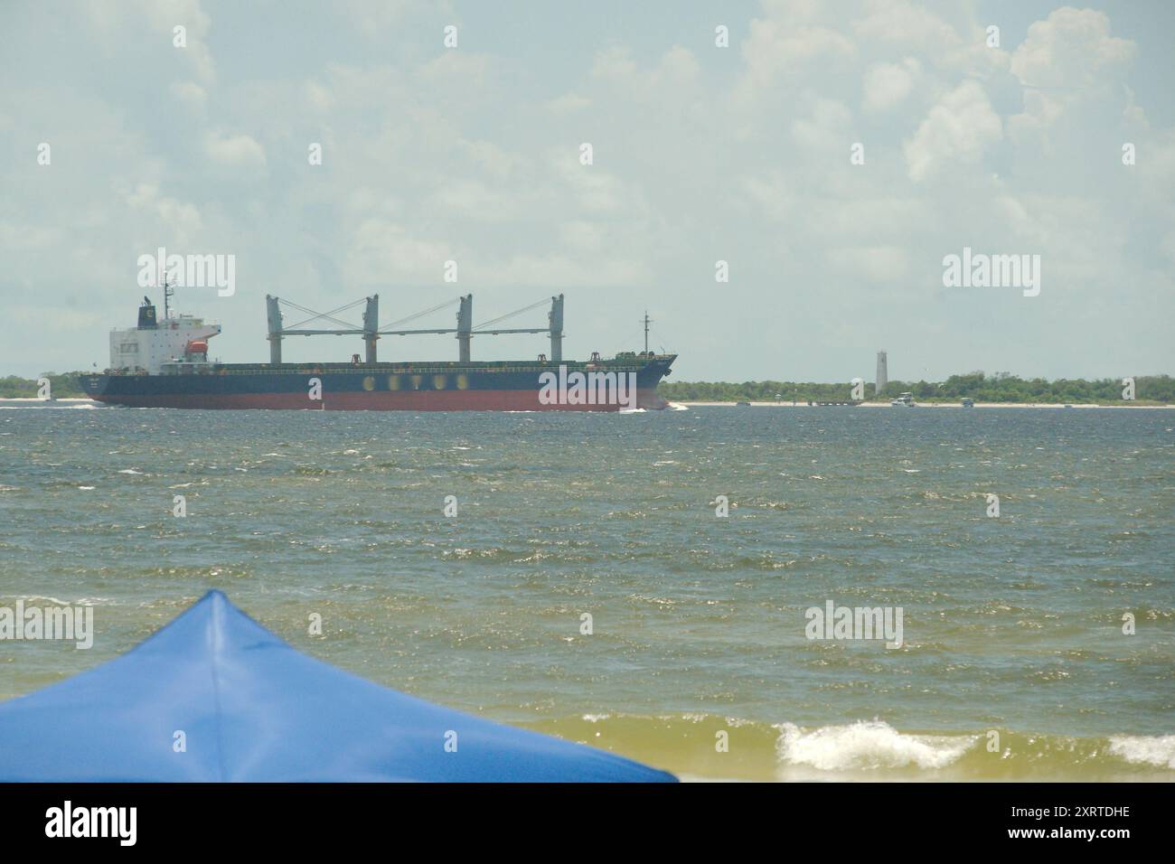 Ampia vista sul Fort DeSoto Park nella contea di Pinellas, Florida. Guardando oltre il mare verso una nave cargo che lascia Tampa Bay con un carico mentre passa Foto Stock