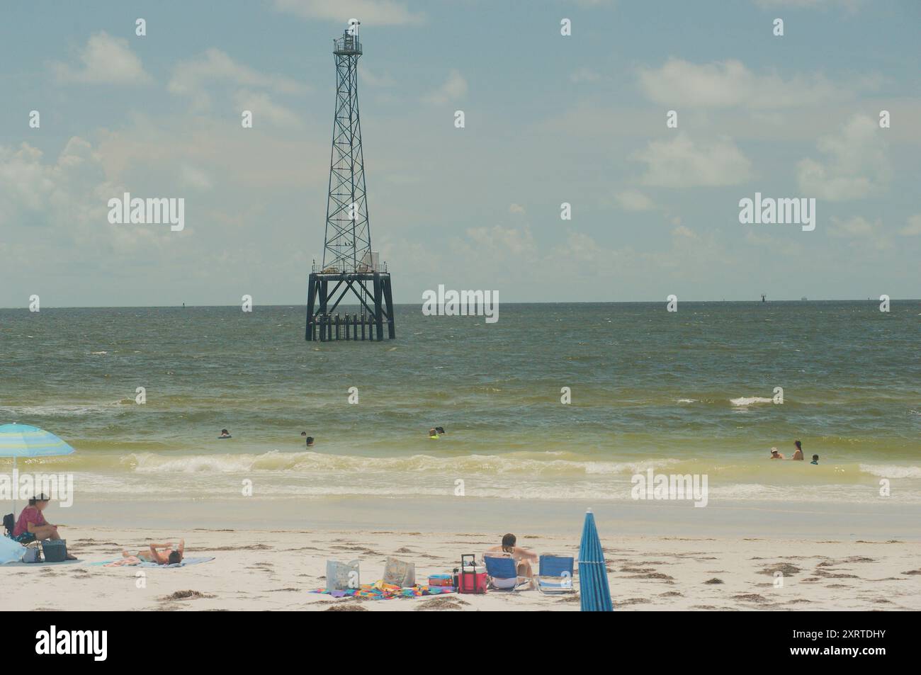 Ampia vista sul Fort DeSoto Park nella contea di Pinellas, Florida. Affacciato sul mare verso la torre faro nell'acqua blu del Golfo del Messico Foto Stock