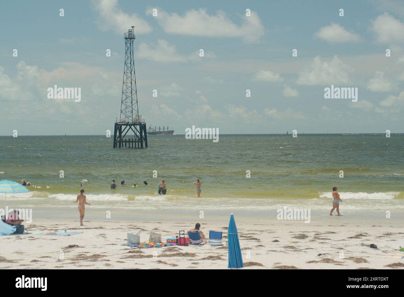 Ampia vista sul Fort DeSoto Park nella contea di Pinellas, Florida. Affacciato sul mare verso la torre faro nell'acqua blu del Golfo del Messico Foto Stock