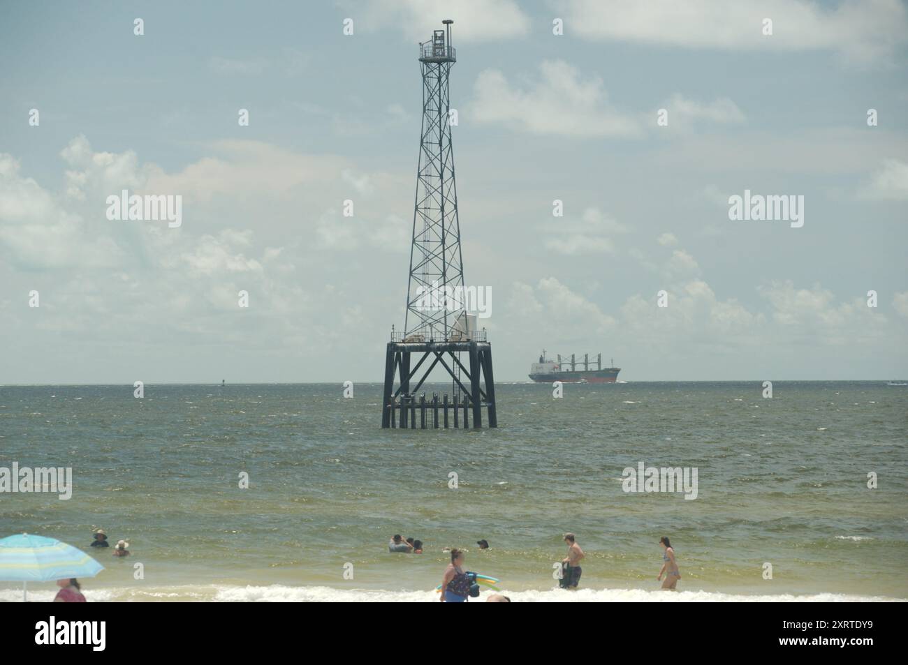 Ampia vista sul Fort DeSoto Park nella contea di Pinellas, Florida. Affacciato sul mare verso la torre faro nell'acqua blu del Golfo del Messico Foto Stock
