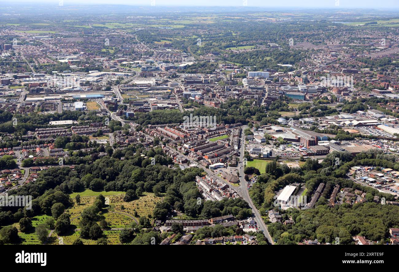 Vista aerea dello skyline della città di Bolton da est guardando verso ovest lungo la A579 Bury New Road da Over Tonge Cemetery, Lancashire, Regno Unito Foto Stock
