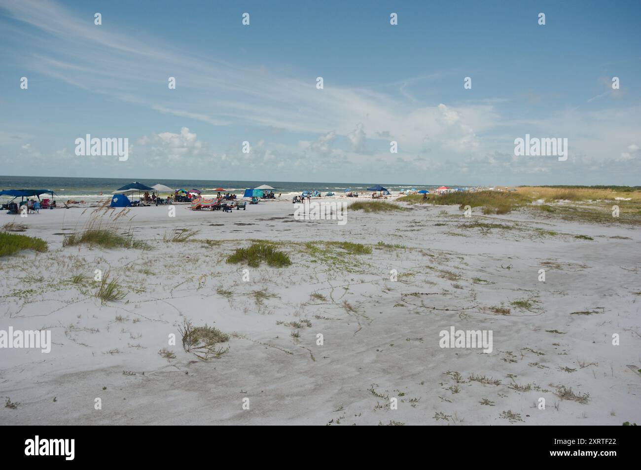 Ampia vista sul Fort DeSoto Park nella contea di Pinellas, Florida. Affacciato sul mare, l'avena e la spiaggia sabbiosa con gente che si dirige verso il Golfo del Messico. Sole Foto Stock