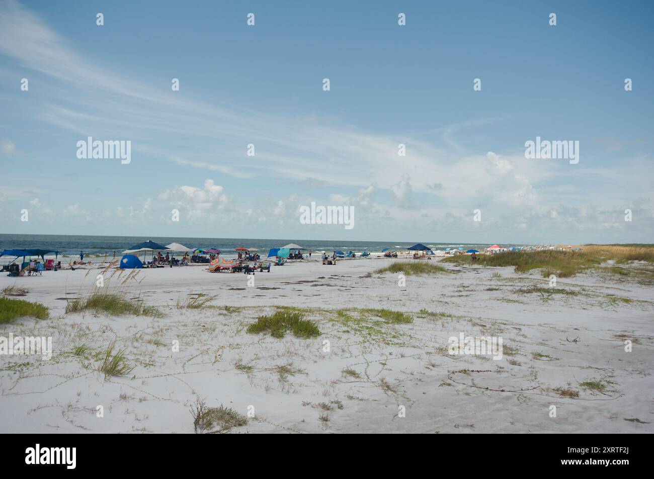Ampia vista sul Fort DeSoto Park nella contea di Pinellas, Florida. Affacciato sul mare, l'avena e la spiaggia sabbiosa con gente che si dirige verso il Golfo del Messico. Sole Foto Stock