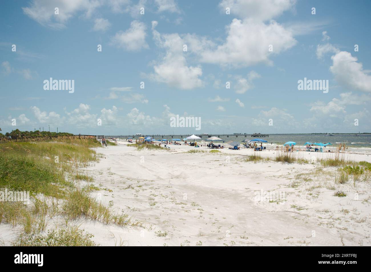 Ampia vista sul Fort DeSoto Park nella contea di Pinellas, Florida. Affacciato sul mare, l'avena e la spiaggia sabbiosa con gente che si dirige verso il Golfo del Messico. Sole Foto Stock