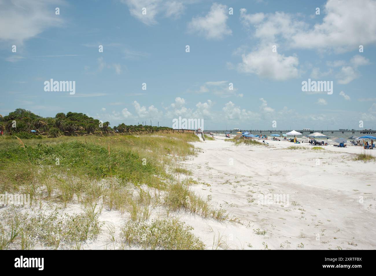 Ampia vista sul Fort DeSoto Park nella contea di Pinellas, Florida. Affacciato sul mare, l'avena e la spiaggia sabbiosa con gente che si dirige verso il Golfo del Messico. Sole Foto Stock