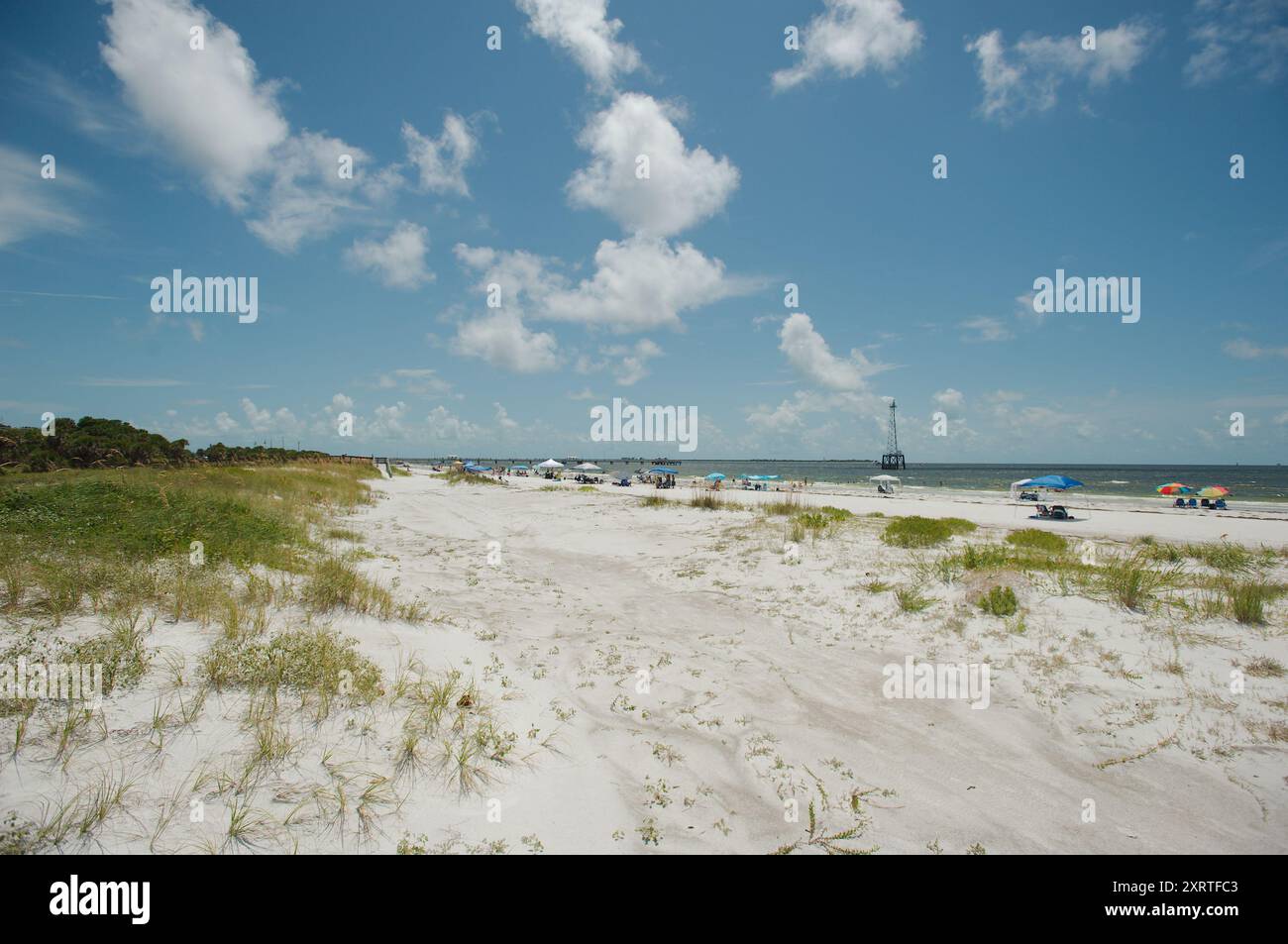 Ampia vista sul Fort DeSoto Park nella contea di Pinellas, Florida. Affacciato sul mare, l'avena e la spiaggia sabbiosa con gente che si dirige verso il Golfo del Messico. Sole Foto Stock