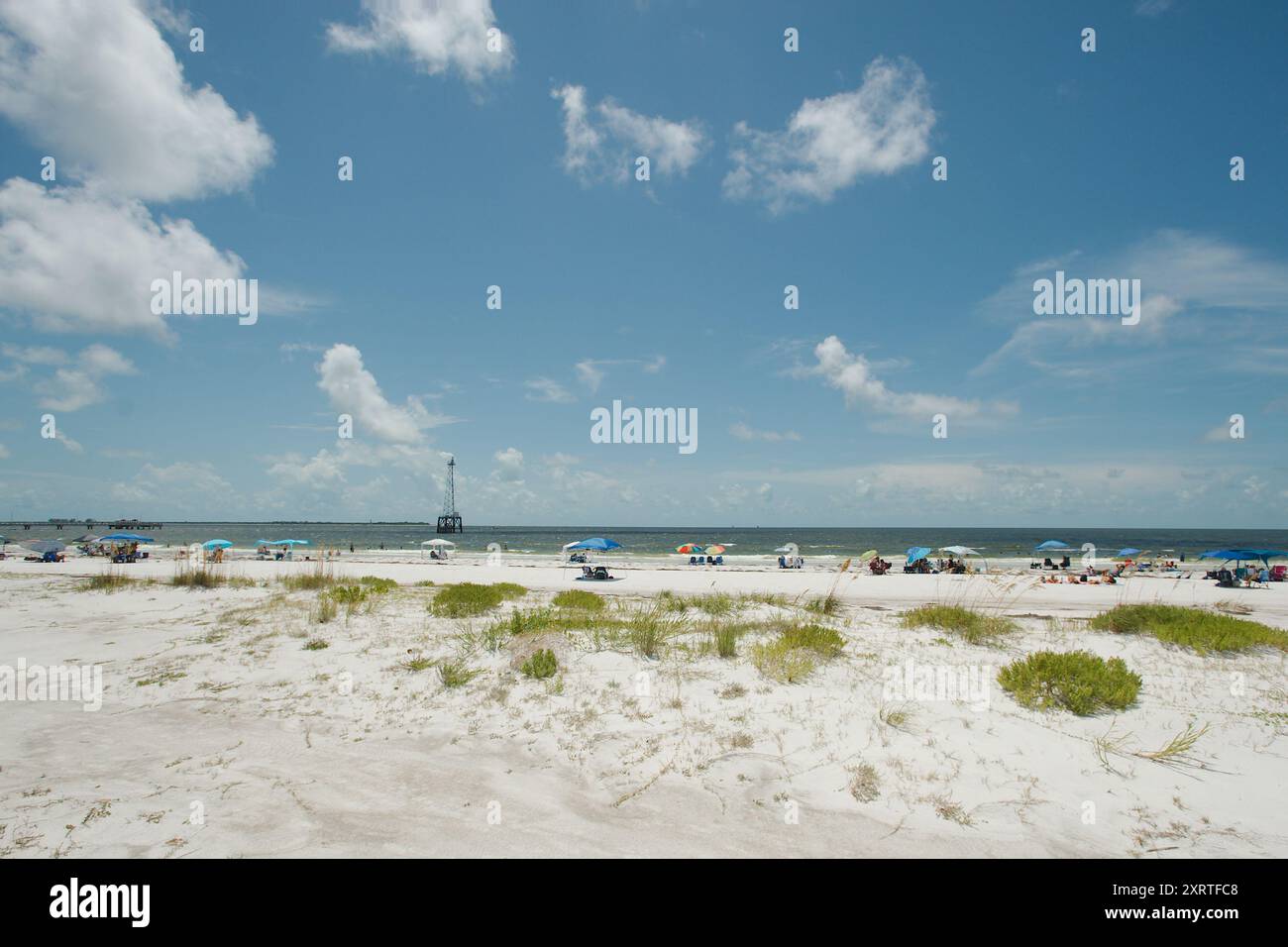Ampia vista sul Fort DeSoto Park nella contea di Pinellas, Florida. Affacciato sul mare, l'avena e la spiaggia sabbiosa con gente che si dirige verso il Golfo del Messico. Sole Foto Stock