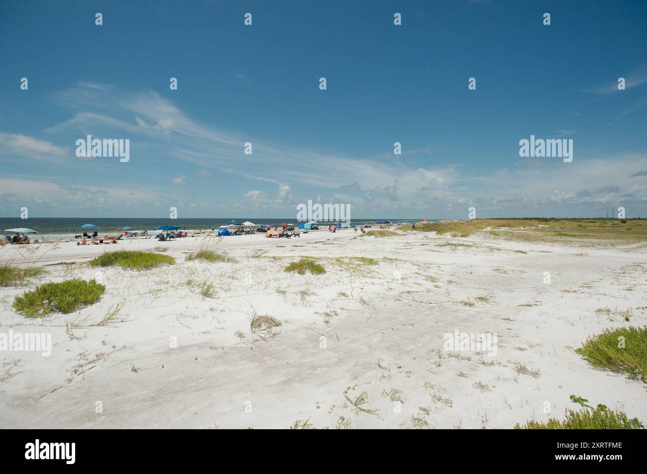 Ampia vista sul Fort DeSoto Park nella contea di Pinellas, Florida. Affacciato sul mare, l'avena e la spiaggia sabbiosa con gente che si dirige verso il Golfo del Messico. Sole Foto Stock