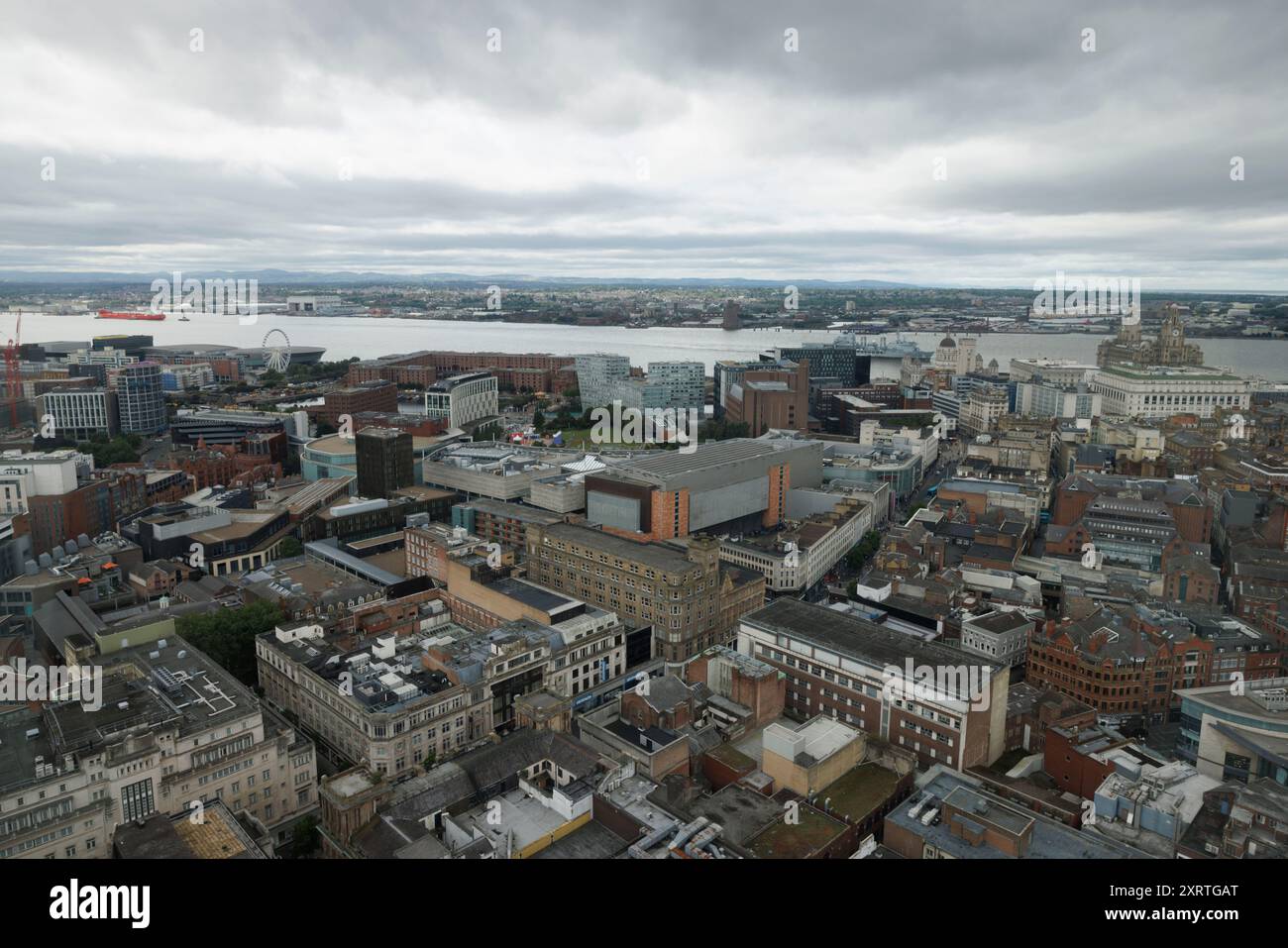 Una vista generale (GV) di Liverpool e del fiume Mersey vista dalla St Johns Beacon Viewing Gallery, che mostra i monumenti storici, tra cui la ruota di Liverpool, Roy Foto Stock