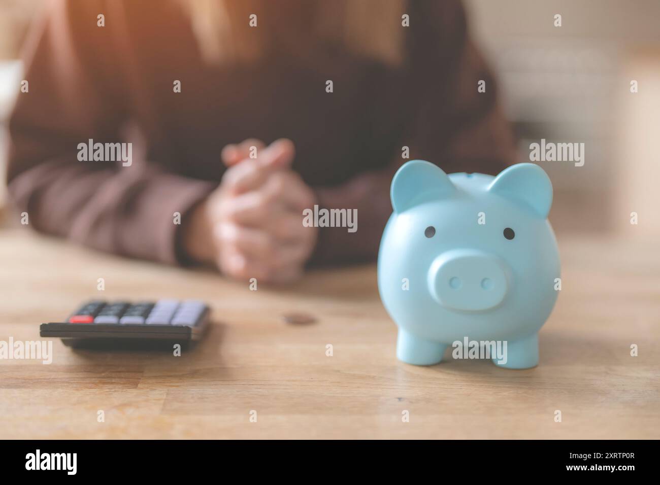 Donna che pianifica risparmi e spese bolletta energetica fattura fiscale credito prestito difficoltà Lifestyle Foto Stock