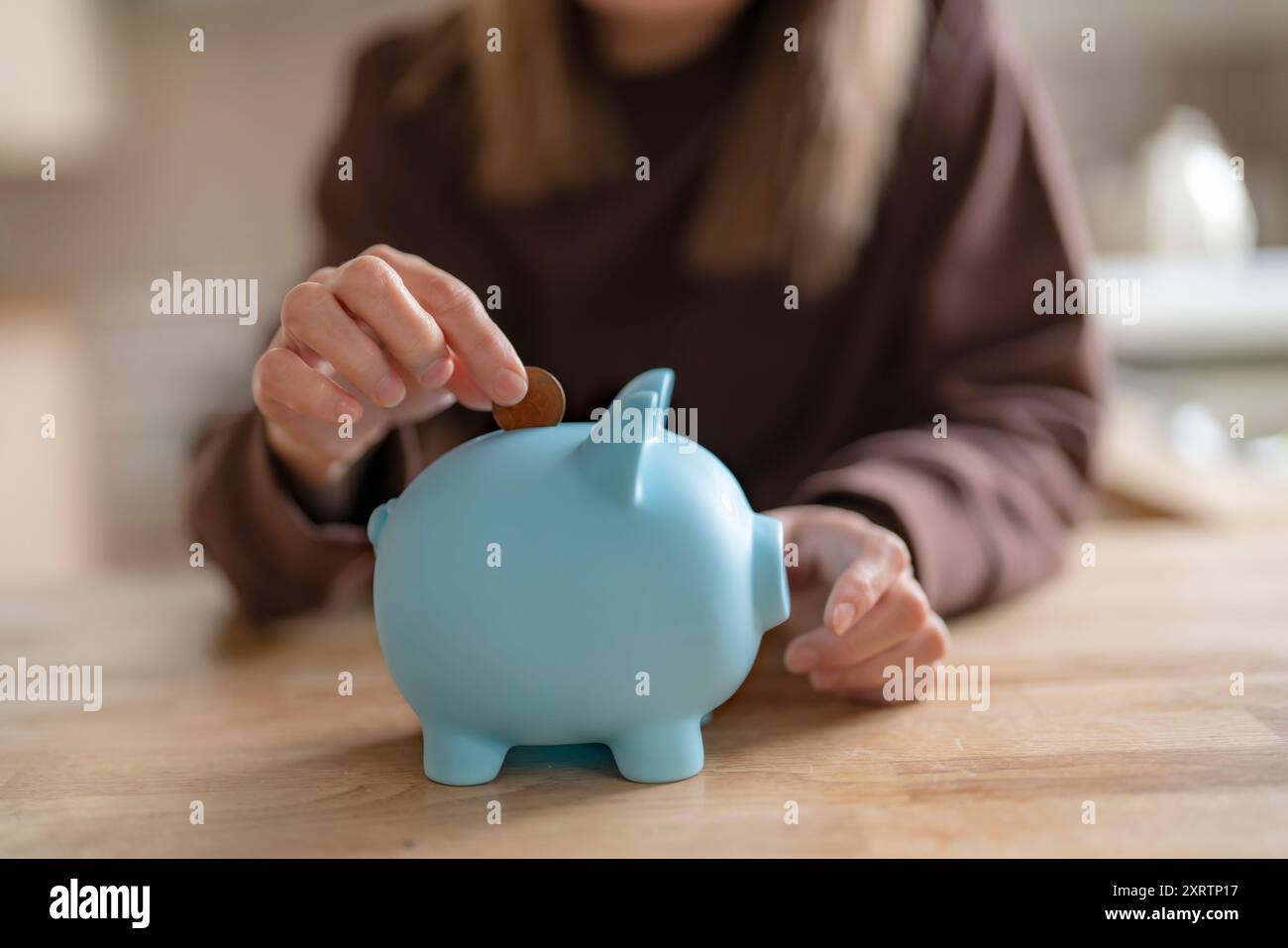 Donna che pianifica risparmi e spese bolletta energetica fattura fiscale credito prestito difficoltà Lifestyle Foto Stock