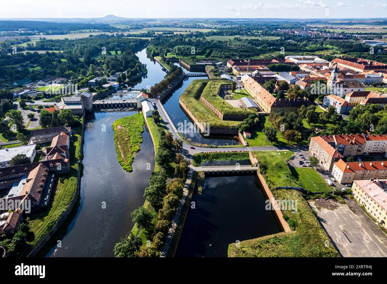 La fortezza di Terezin è una delle fortezze bastioni più grandi, elaborate e meglio conservate al mondo. Fu costruita negli anni 1780-1790 come fortezza di confine a guardia della strada da Dresda a Prag. Nella foto il sistema idrico della fortezza di Terezin, Repubblica Ceca, 10 agosto 2024. Il sistema idrico della fortezza ha permesso di inondare il paesaggio circostante e i fossati all'interno delle fortificazioni in modo controllato. Permise ai difensori di diradarsi e trasformare l'intero fiume Ohre in fossati. Un'onda di inondazione alta oltre tre metri avrebbe dovuto distruggere ogni tentativo nemico Foto Stock