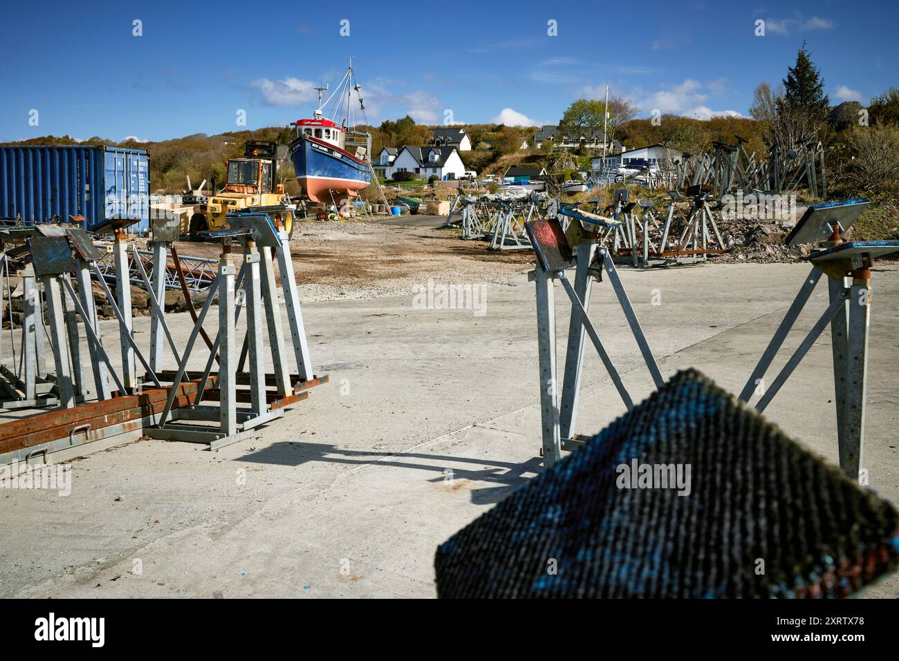 Supporti per barche conservati nell'area di lavoro del cantiere e del porticciolo di Arisaig, Lochaber, Invernes-shire, Scozia. Foto Stock