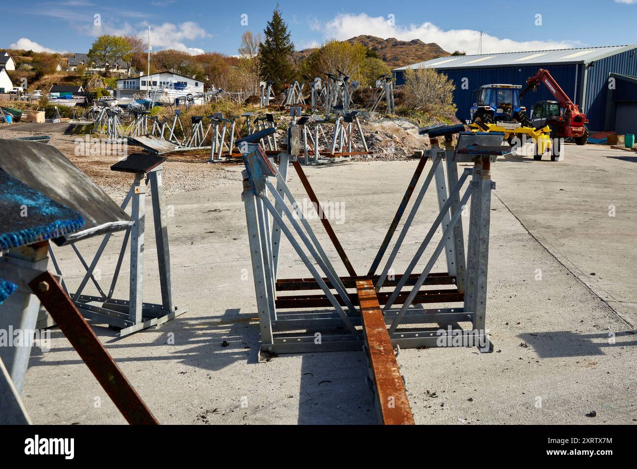 Supporti per barche conservati nell'area di lavoro del cantiere e del porticciolo di Arisaig, Lochaber, Invernes-shire, Scozia. Foto Stock