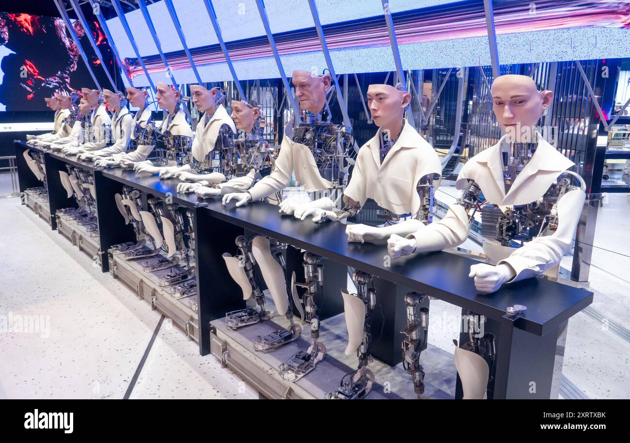 Negozio Gentle Monster, 28 luglio 2024: Installazioni con robot umanoidi sono visibili in un negozio del marchio di occhiali di lusso sudcoreano Gentle Monster presso il centro commerciale Starfield Hanam ad Hanam, a est di Seoul, Corea del Sud. Crediti: Lee Jae-won/AFLO/Alamy Live News Foto Stock Negozio Gentle Monster, 28 luglio 2024: Installazioni con robot umanoidi sono visibili in un negozio del marchio di occhiali di lusso sudcoreano Gentle Monster presso il centro commerciale Starfield Hanam ad Hanam, a est di Seoul, Corea del Sud. Crediti: Lee Jae-won/AFLO/Alamy Live News Foto Stock