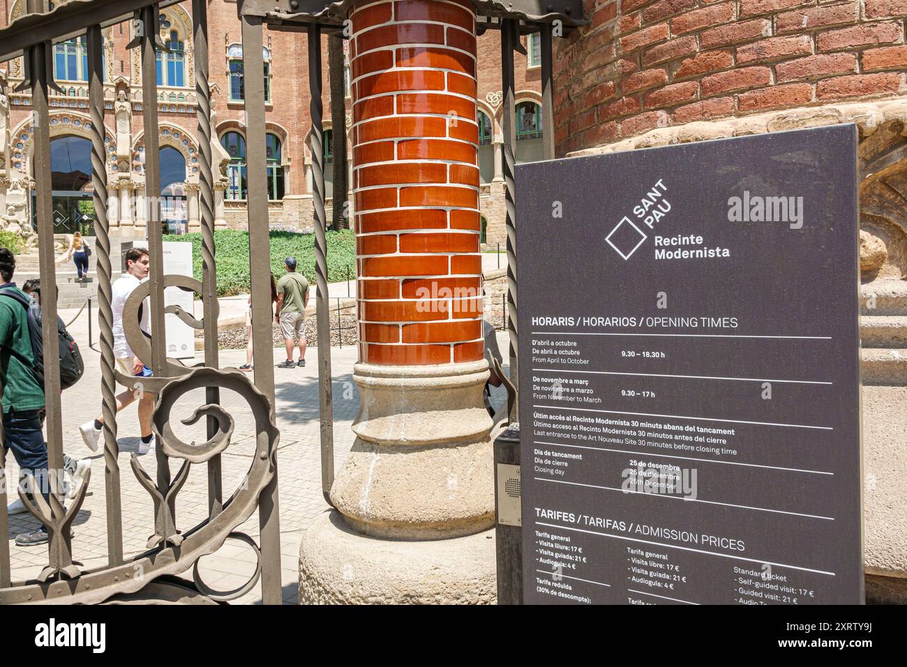 Barcellona Spagna, Catalogna Catalunya, El Guinardo, Recinte Modernista de Sant Pau, storico complesso del padiglione Hospital de la Santa Creu, modalità catalana Foto Stock