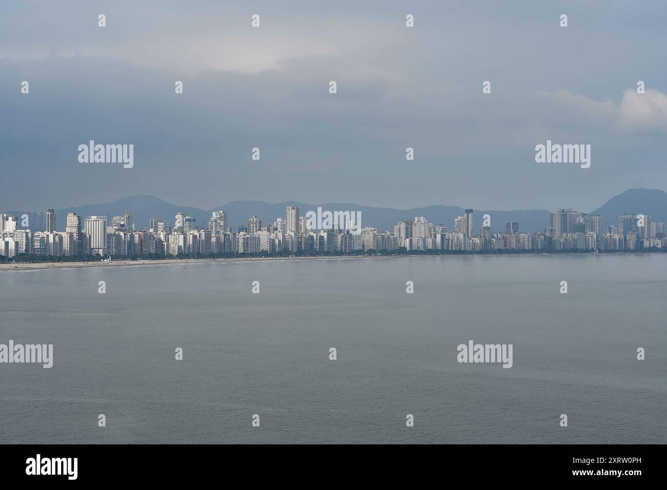 Vista panoramica delle spiagge di Santos e degli edifici della città sullo sfondo. SP, Brasile. Foto Stock