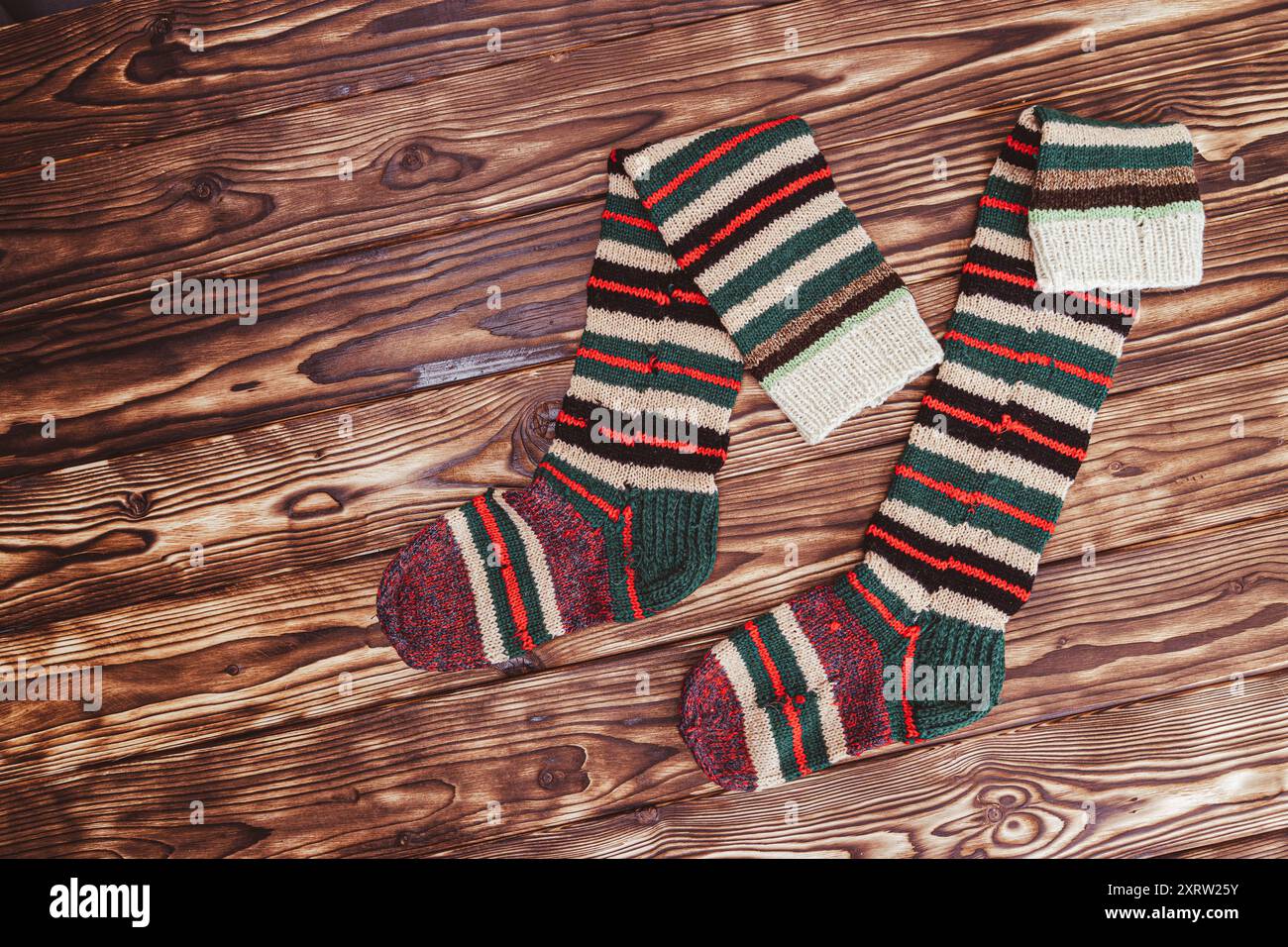 Un paio di calze colorate a righe, calze ginocchio in lana, calze regalo Foto Stock