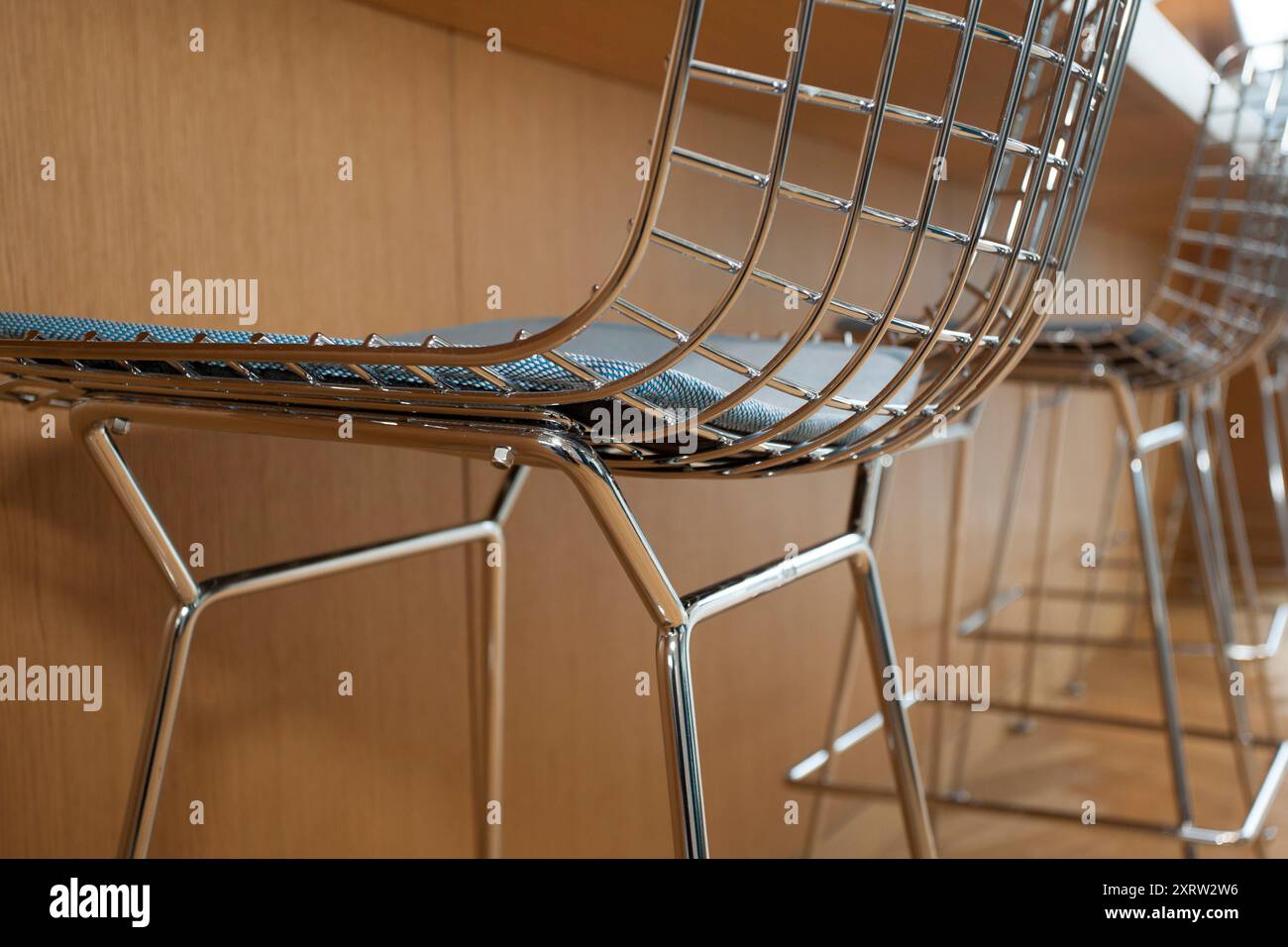 Bar per la colazione o scrivania con sedie di design in legno e filo metallico. Foto Stock